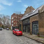 Joivy Stylish 1-Bed Loft Apartment Near Battersea Park, South London